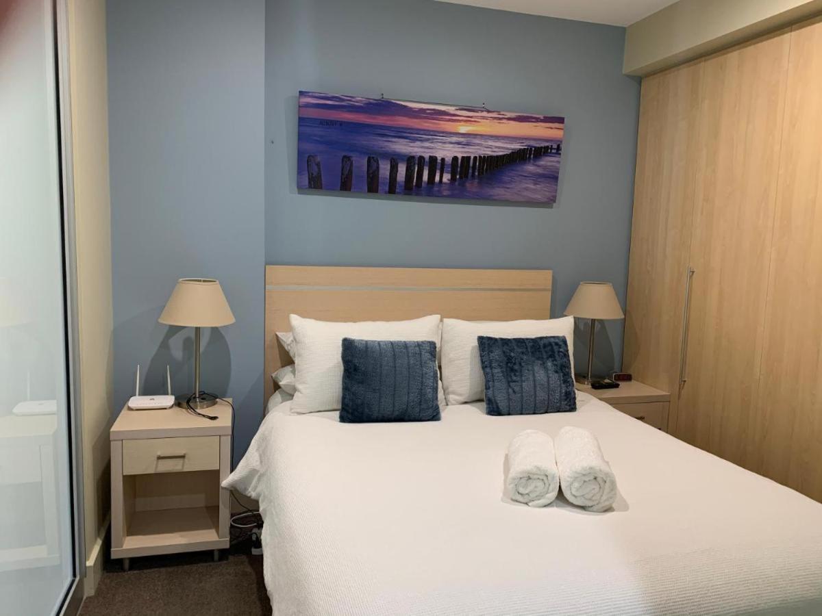 Beachside Luxury Apartments One & Two Bedroom In Beachfront Oaks Pier Building Glenelg Exterior photo
